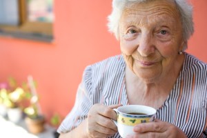 A Senior Woman Commenting on the DeLonghi Burr Grinder