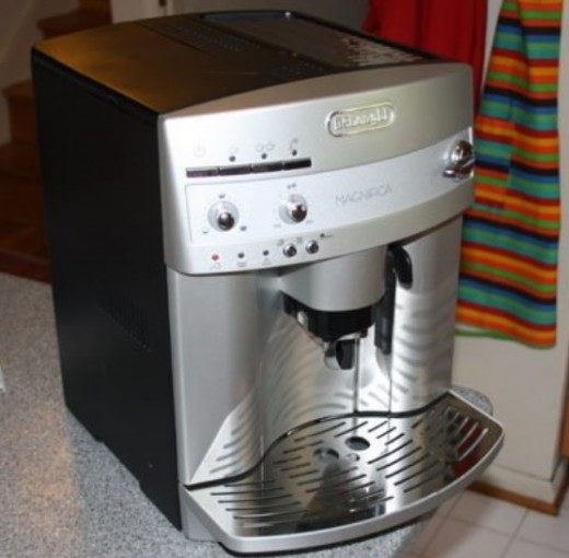 Delonghi Esam3300 Magnifica SuperAutomatic Espresso/Coffee Machine