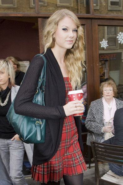 Taylor Swift Drinking Coffee Starbucks